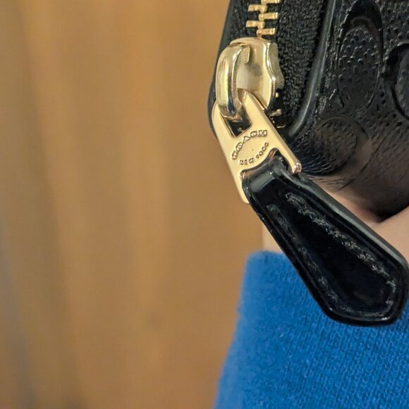 New Coach Accordion Zip Wallet w/ Signature Black Leather w/ Gold Tone Hardware - Picture 5 of 10